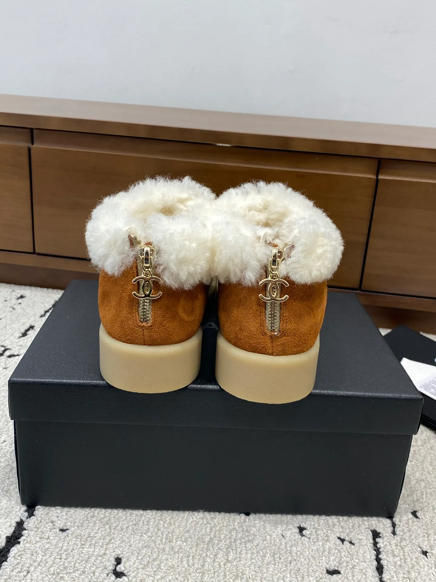 👟👟Ex-factory price 640👟👟 🍀Chanel 2025 autumn and winter style wool shoes Chanel new autumn and winter genuine wool slippers and boots Xiaoxiang 2025 autumn and winter one of the most beautiful snow boots Classic, beautiful and warm snow boots ❤️super warm! It's enough to have it this winter, it's really beautiful and fairy~ Materials and craftsmanship: The upper is made of custom sheepskin/wool/sheepskin, and the inner pads are all made of wool. It feels very soft and comfortable! The sole is the original TPU outsole Size: 35-39 (40.41 customized, non-refundable)
